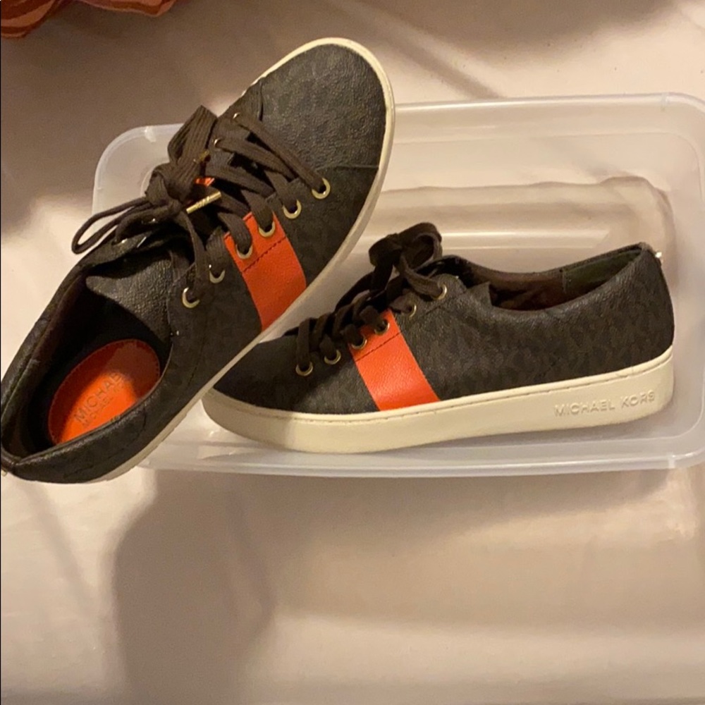 Women’s tennis shoe
